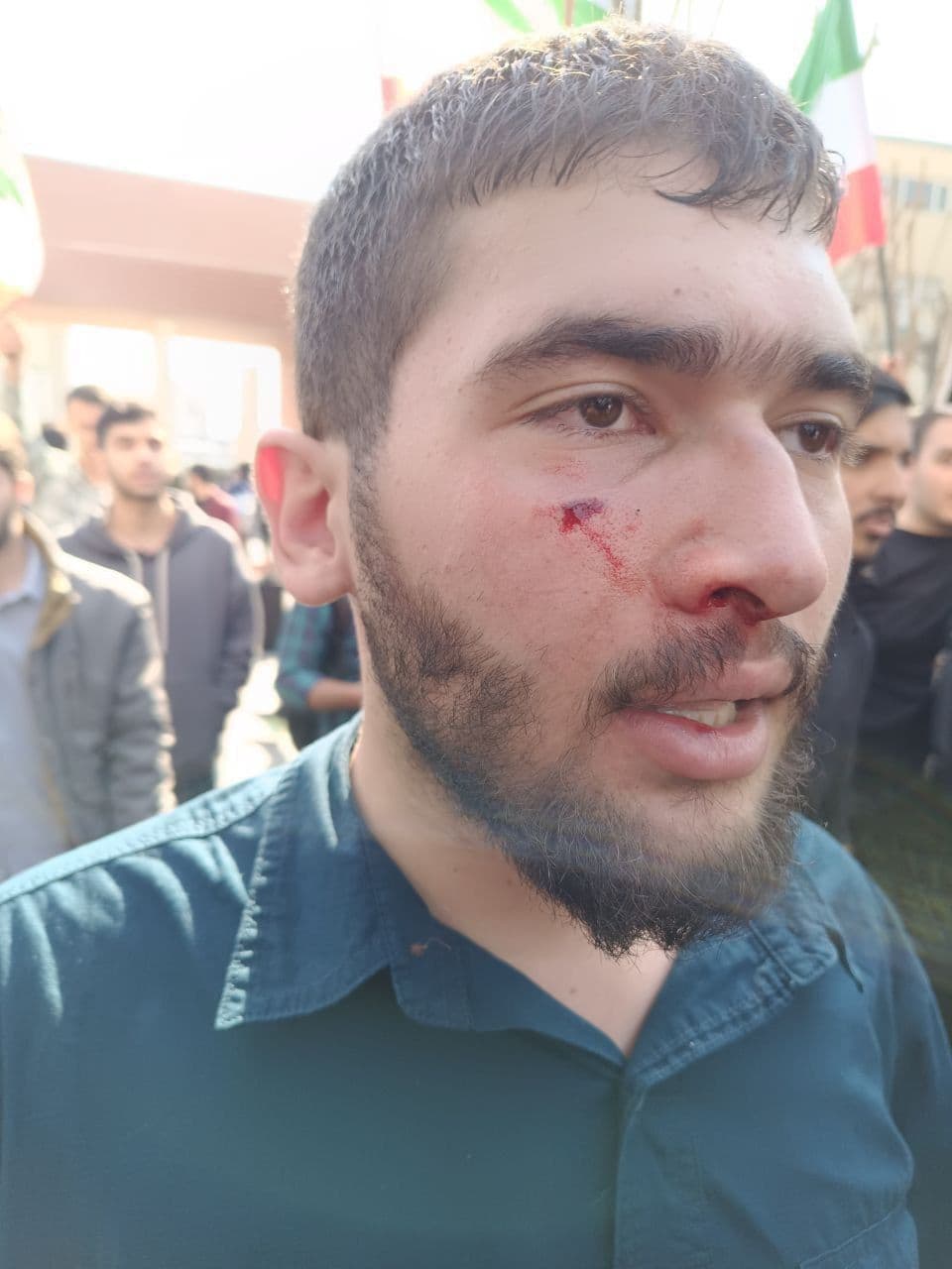 @🇮🇷LiveIranNews🇮🇱: 🚨ظهر امروز دانشجوهای دانشگاه آریامهر (شریف) بهصورت کاملا مسالمتآمیز با در دست داشتن تصویر دانشجویان جاویدنام در حال سوگواری بودند.
ناگهان بسیجیها بهصورت گلهای وارد شدند و شروع به هتاکی کردند و ف