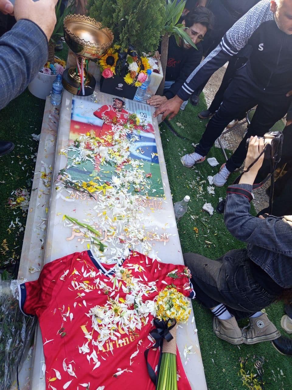 @🇮🇷LiveIranNews🇮🇱: 🚨جنایت علیه بشریت توسط رژیم تروریستی جمهوری اسلامی/مراسم چهلم جانفدای میهن فرزند ایران مجتبی ترشیز فوتبالیست در شهرقدس برگزار شد/امروز جمعه ۱ اسفند در آرامگاه او در امامزاده حضرتین شهرقدس، جمعی از ا