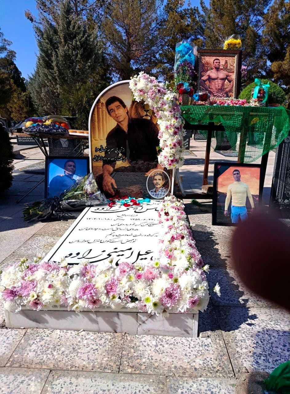 @🇮🇷LiveIranNews🇮🇱: 🚨جنایت علیه بشریت توسط رژیم تروریستی جمهوری اسلامی/جاویدنام جانفدای میهن فرزند ایران عباس امینیزاده ۴۳ ساله در ۱۸ دیماه مقابل درب پاسگاه شهر سده لنجان استان اصفهان با شلیک مستقیم تروریستهای جمهور