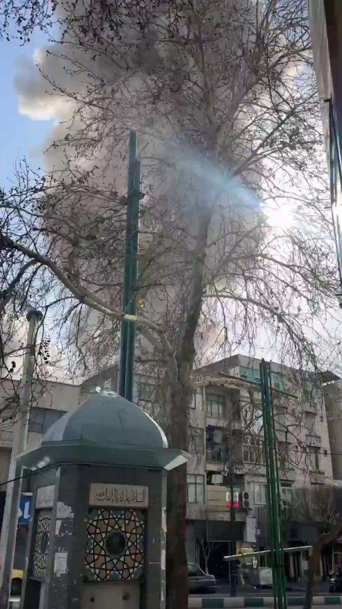 @RadioFarda|راديو فردا: 🔸در پی وقوع چند انفجار در تهران و شنیده شدن صدای انفجار در چند شهر دیگر ایران در صبح روز شنبه نهم اسفند سخنگوی وزارت بهداشت اعلام کرد که «بیمارستانهای کشور در حالت آمادهباش است.»
🔸حسین کرمانپور ه