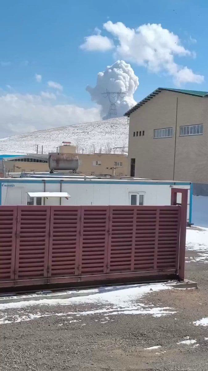 @Babak Taghvaee - The Crisis Watch: #Breaking: The #US and #Israeli Air Forces are now conducting joint strikes on ballistic missile bases of the #IRGC Aerospace Force in #Tabriz and surrounding areas in northwest #Iran.
#IranRevolutio