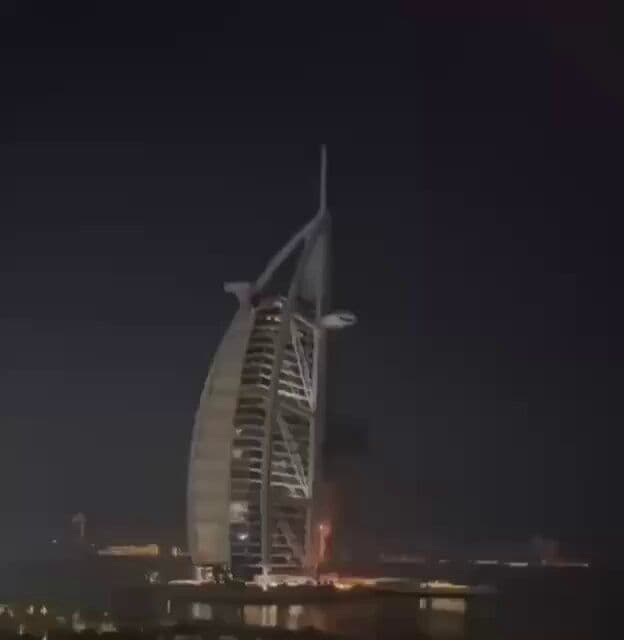 @Babak Taghvaee - The Crisis Watch: #Breaking: The #IRGC Aerospace Force used its Shahed-136 one-way attack drones to target the iconic Burj Al Arab five-star hotel in #Dubai. The hotel is now on fire. The Islamic regime of #Iran is try