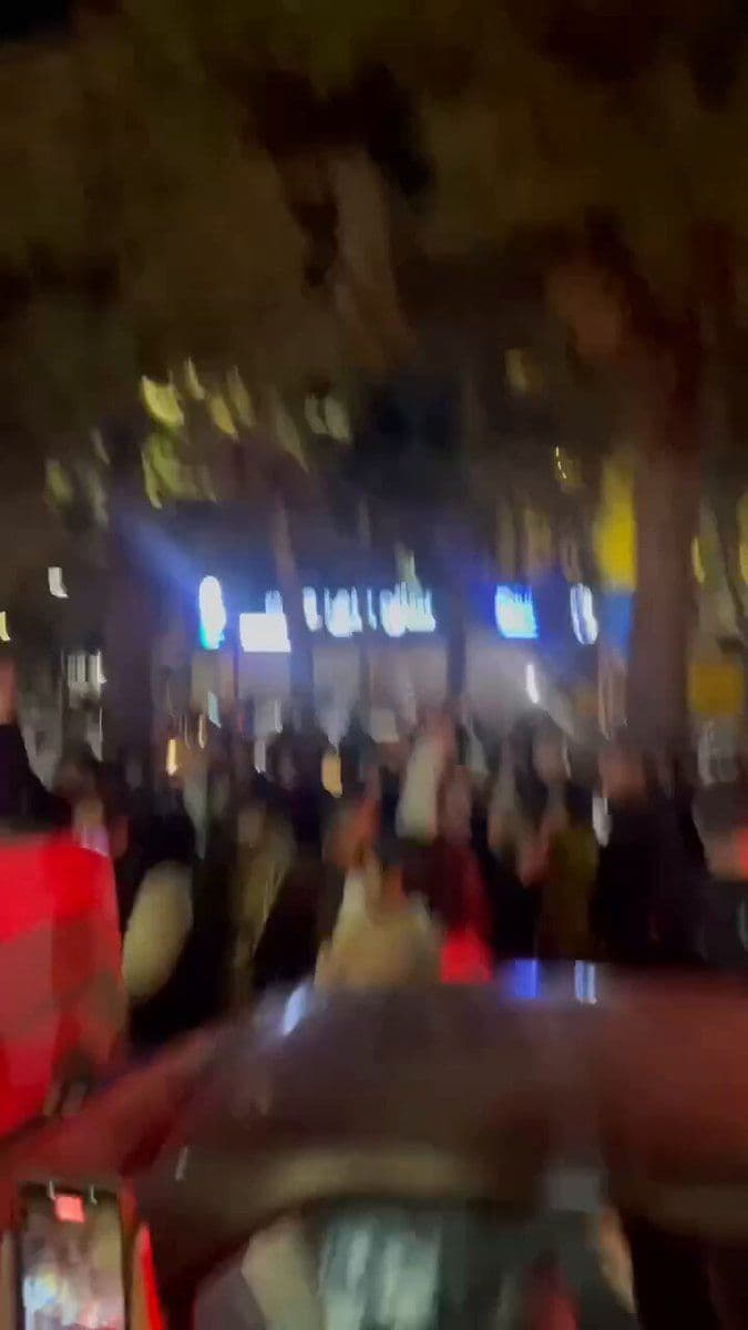 @Vahid Online: 'شادی مردم در مهرشهر #کرج به دنبال اعلام خبر مرگ #خامنهای، بامداد یکشنبه ۱۰ اسفند'
#Iran