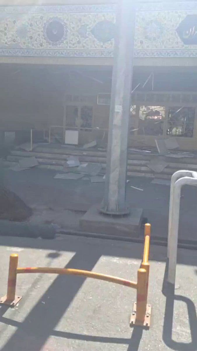 @𝐍𝐢𝐨𝐡 𝐁𝐞𝐫𝐠 🇮🇷 ✡︎: Earlier today, a regime courthouse in Tehran was destroyed in an airstrike.
These courthouses are stained with the blood of endless Iranians sentenced to hanging throughout the years.