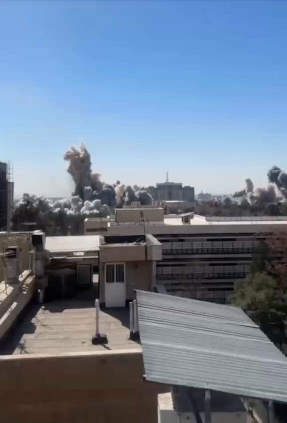 @🇮🇷LiveIranNews🇮🇱: 🚨ویدیویی از خوشحالی هموطنان از بمباران مناطقی از تهران
مشغول تهیه ویدیو بدون ترس که خود گویای شرایط امروز است