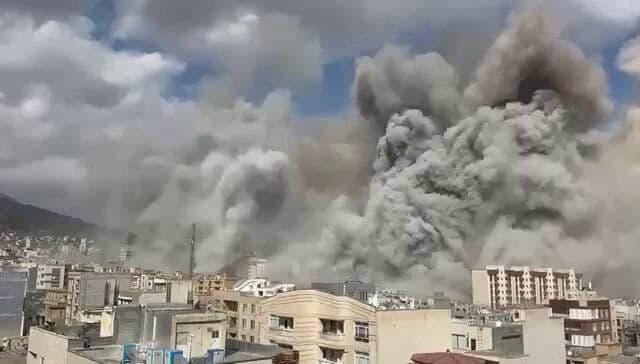 @𝐍𝐢𝐨𝐡 𝐁𝐞𝐫𝐠 🇮🇷 ✡︎: In Sanandaj, American and Israeli jets have bombed:
The IRGC HQ
Central Command for regime police
The Revolutionary Court
All of which work to oppress Iranians as their main job.