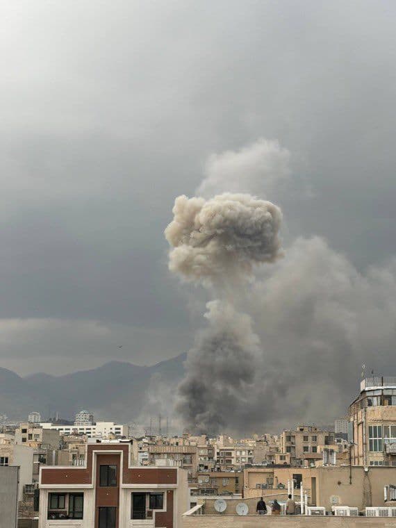 @𝐍𝐢𝐨𝐡 𝐁𝐞𝐫𝐠 🇮🇷 ✡︎: Probably the heaviest bombardment in Tehran so far in the war.
Regime bases and police stations, as well as courthouses and other regime buildings are being blown up all over the city.
If this goes