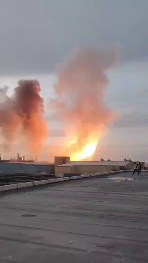 @Babak Taghvaee - The Crisis Watch: Breaking: In response to airstrikes against petrochemical plants and oil facilities in Iran, the IRGC Aerospace Force continues targeting oil facilities of Persian Gulf states, including Bahrain. This