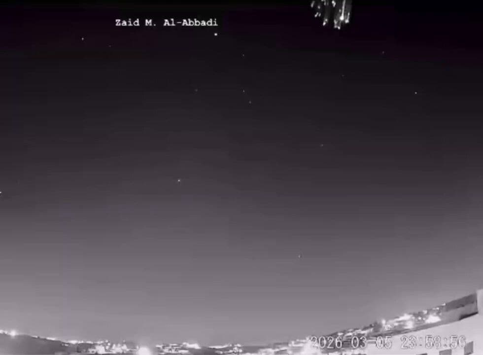 @Babak Taghvaee - The Crisis Watch: BREAKING: A wildlife photographer in Jordan has documented the use of cluster munitions by the Islamic regime of Iran against Israel this morning. Footage shows submunitions from an intermediate-range
