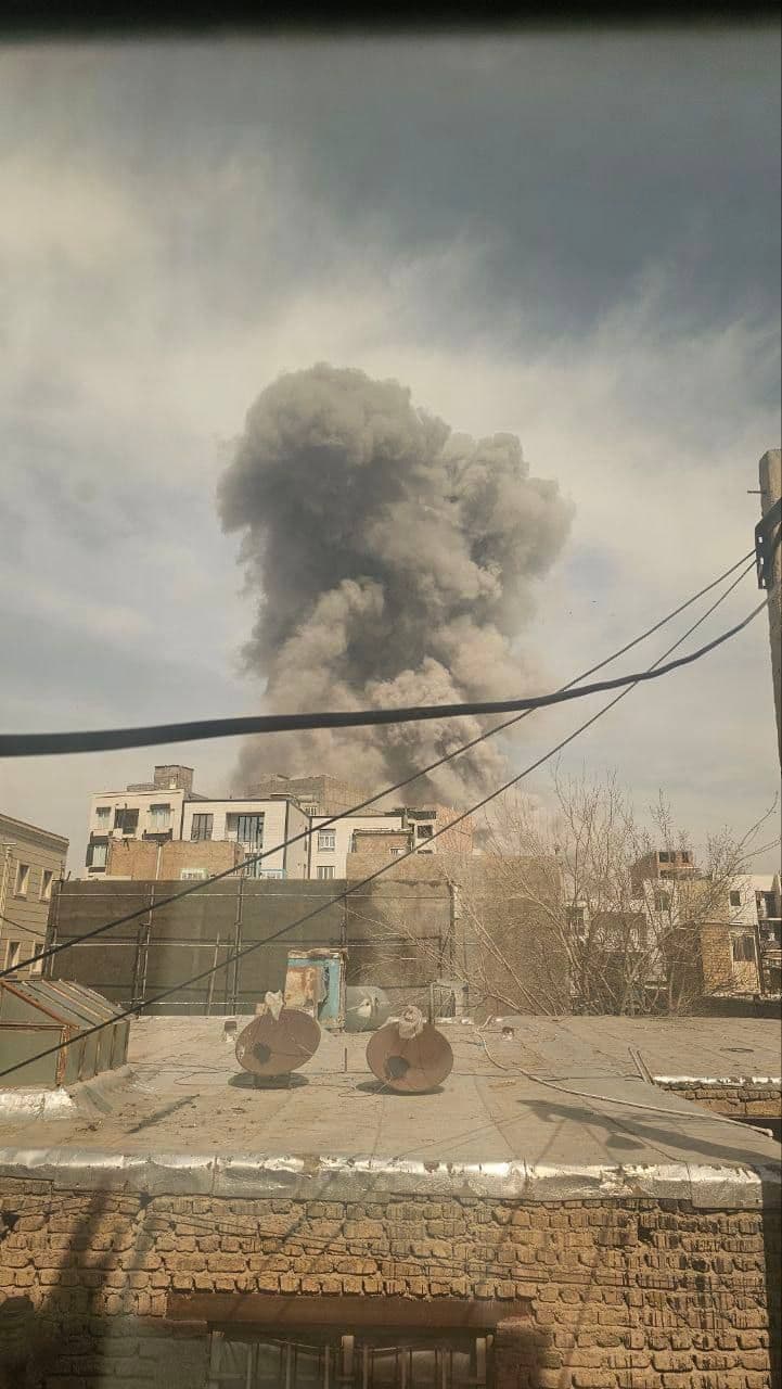 @Vahid Online: Main Command Post of the IRGC #Pakdasht 11:30
Received images: 'The residential complex adjacent to the command post has sustained heavy damage.'
#Iran