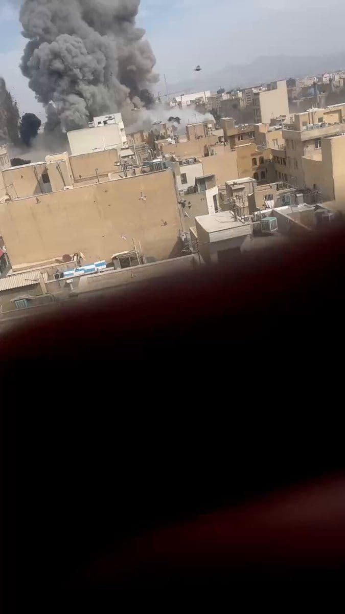 @Vahid Online: 'Moment of the explosions from the 13:30 attack on the center of #Tehran'
Received video with description: 'It hit the Basij base at Sar Martazavi, Kashan Street, and the hunting rifle complex.'
I