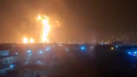 @𝐍𝐢𝐨𝐡 𝐁𝐞𝐫𝐠 🇮🇷 ✡︎: 🔴 BREAKING:
An oil refinery in Tehran Province has been targeted in an airstrike, causing a massive fire.
This will cripple the regime economy.
Wild footage.