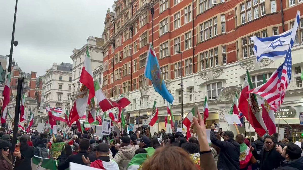 @🇮🇷LiveIranNews🇮🇱: ⚡🇬🇧Over 70,000 patriotic Iranians and supporters of President Trump disrupted a gathering of supporters of the terrorist group IRGC in the streets of London.