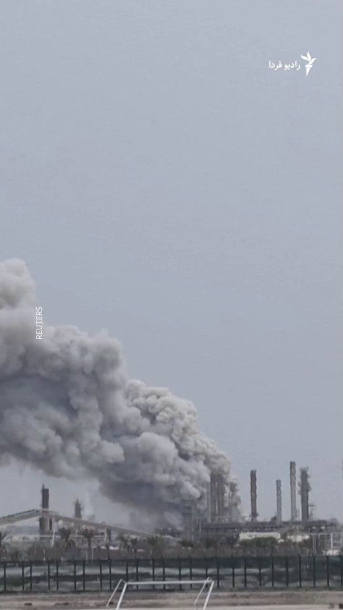 @RadioFarda|راديو فردا: 🔸Reuters news agency published images on Monday, March 8, of a plume of smoke rising from Bahrain's Bapco oil refinery following Iran's drone attack.
🔸According to Reuters, this incident occurred a