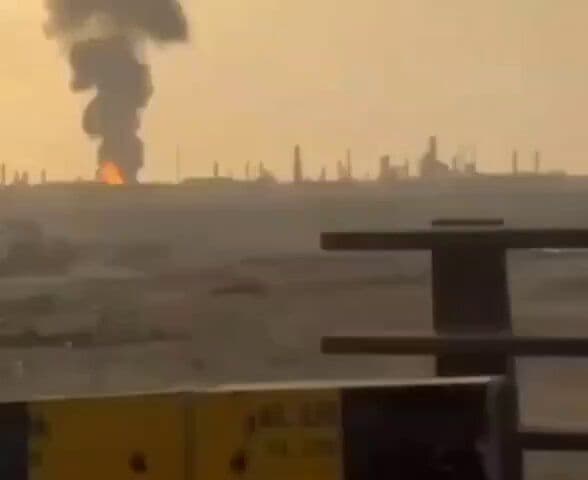 @Babak Taghvaee - The Crisis Watch: BREAKING: This is another piece of footage showing one of the oil facilities of BAPCO, Bahrain’s state-owned oil company, on fire as a result of an IRGC Aerospace Force drone strike. The attack was ca