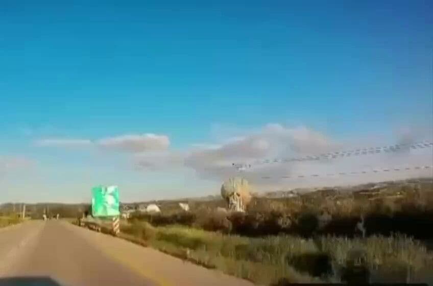 @Babak Taghvaee - The Crisis Watch: BREAKING: A car dashcam recorded the moment Iranian ballistic missiles launched by the IRGC Aerospace Force struck Israel’s SES Ha’Ela satellite station near Beit Shemesh.
#OperationEpIcFury #Operati