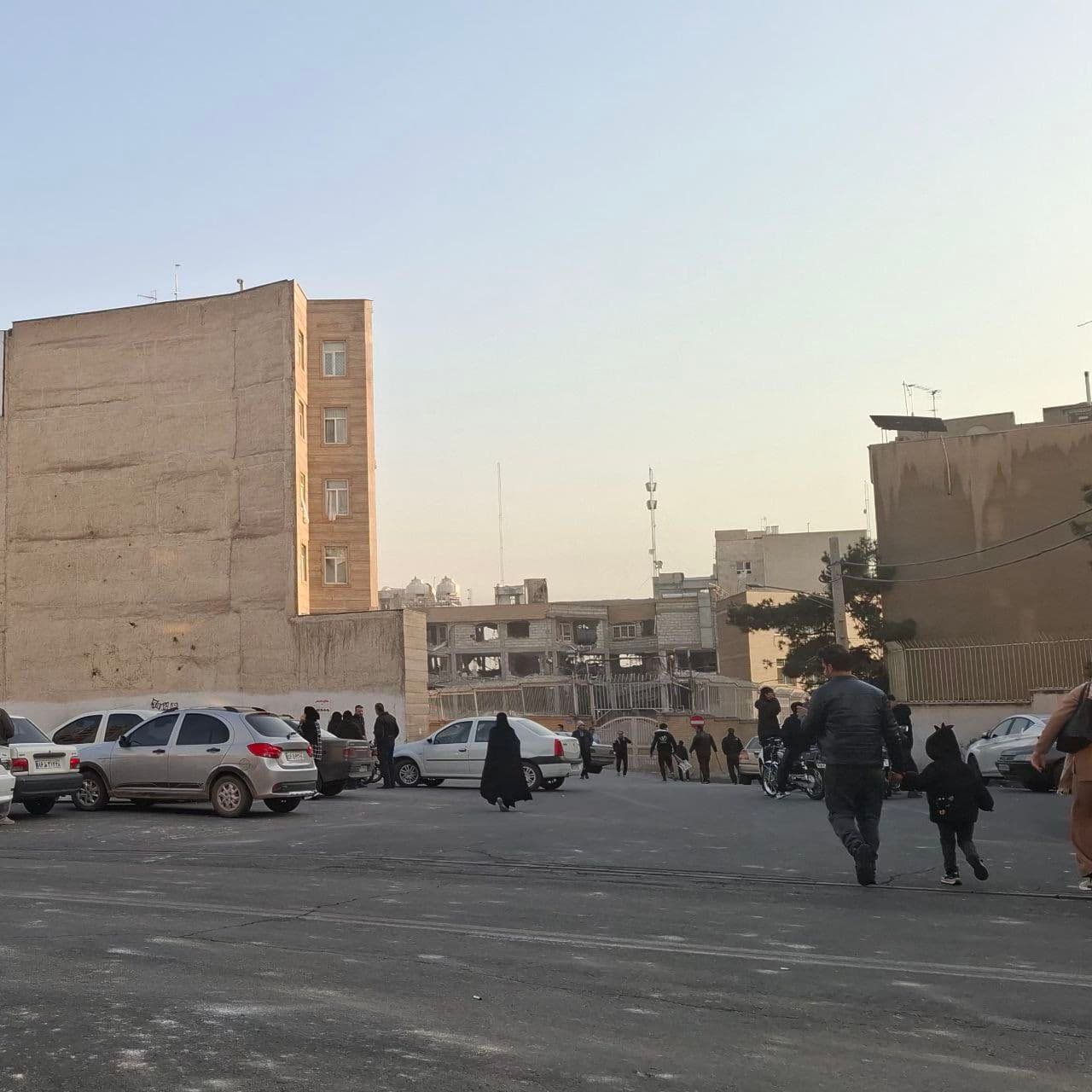 @🇮🇷LiveIranNews🇮🇱: 🚨 IRGC-affiliated headquarters of the terrorist IRGC group in western Tehran was targeted in an attack/Wednesday, March 10, around 1:25 PM, a building near Ostādat-e Mo'in Metro Station in western Te