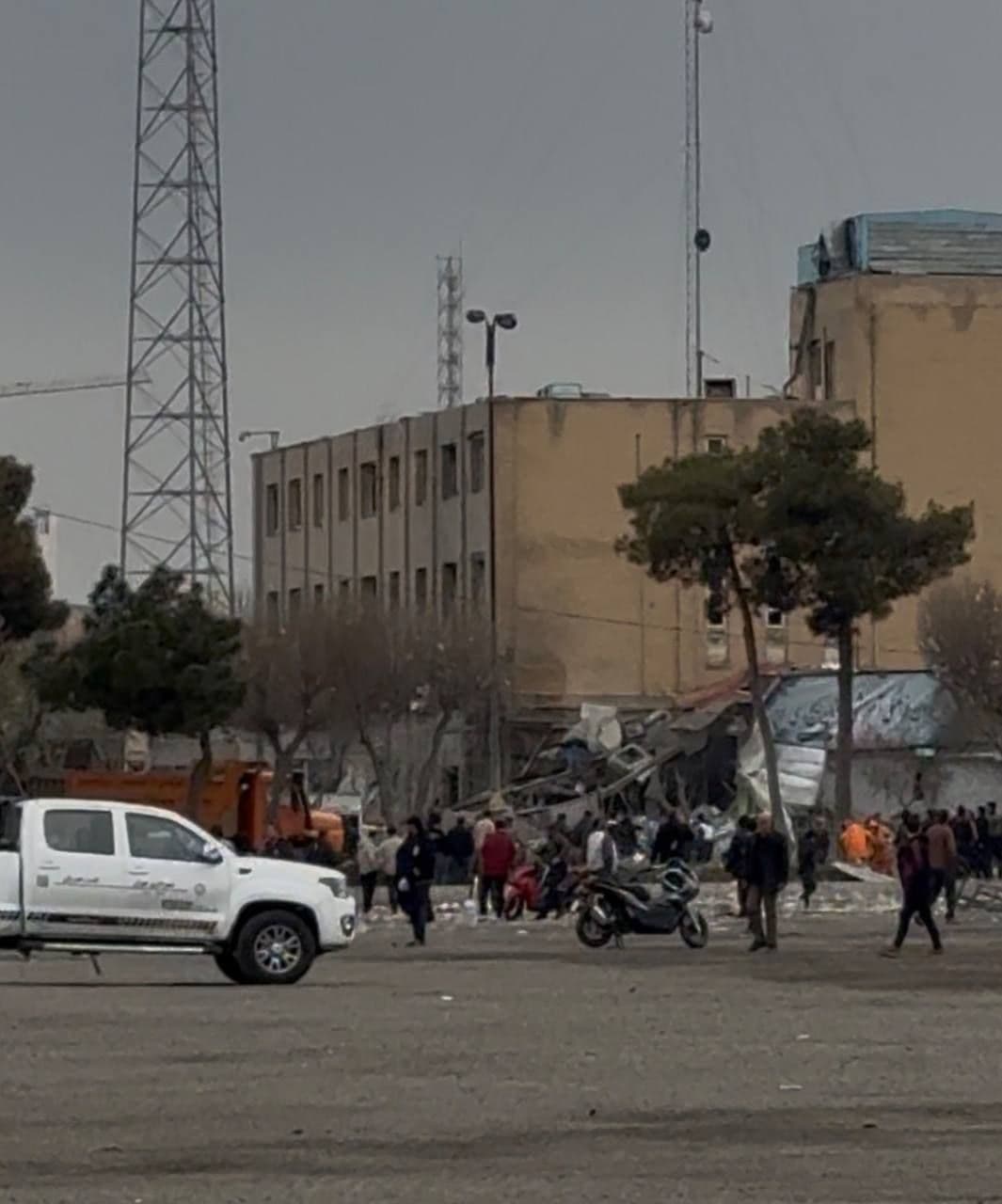@Vahid Online: At 12:15, they struck the Basij at the governorate's square. #Shahr-e_Rey between Shamlou Square (governorate) and Hadi Saei Square
Images received from citizens in #Rey #Tehran, Saturday, March 22