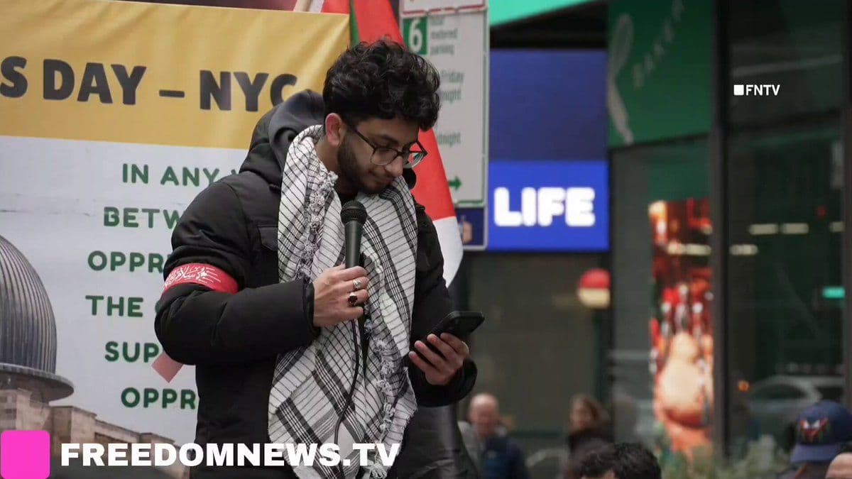 @Visegrád 24: Al Quds Day in New York City today:
“We proclaim our support for Islamic Republic (…) we condemn to the absolute highest degree the US-Zionist targeted assassination of the leader and martyr Seyyed A