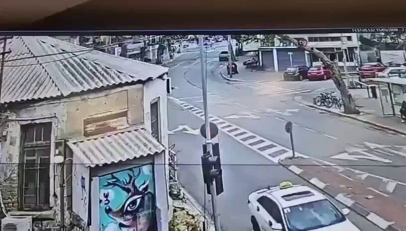 @Babak Taghvaee - The Crisis Watch: BREAKING: This CCTV footage again shows the impact of cluster munitions released by either Khorramshahr-2 or 3 intermediate-range ballistic missiles of the IRGC Aerospace Force in Tel Aviv, central Is