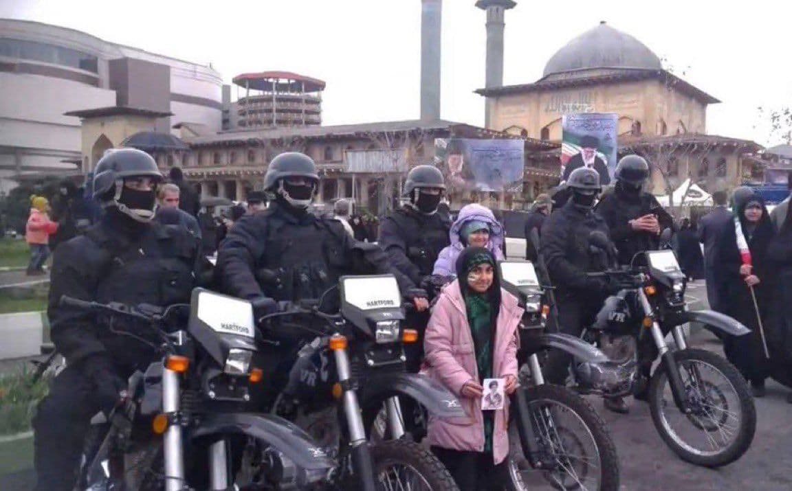 @𝐍𝐢𝐨𝐡 𝐁𝐞𝐫𝐠 🇮🇷 ✡︎: More evidence of children exploited as human shields among basijis and IRGC forces.
How pathetic that for decades we've been told this regime is so powerful and untouchable, but when a real war brea