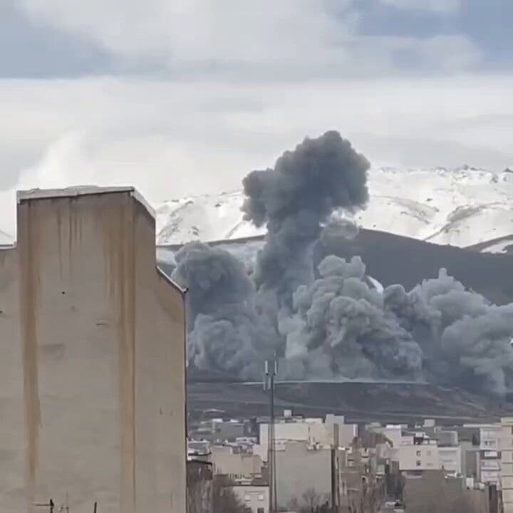 @Babak Taghvaee - The Crisis Watch: BREAKING: Video recorded yesterday afternoon shows the moment the Israeli Air Force carried out an airstrike against the headquarters of the IRGC in Hamedan province, located on Eram Boulevard in the