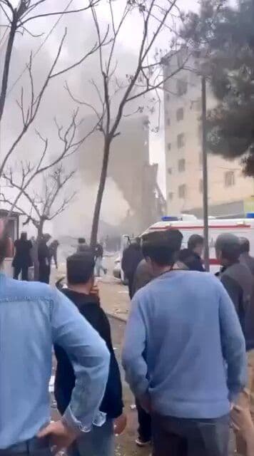 @🇮🇷LiveIranNews🇮🇱: 🚨حمله به ساختمان نزدیک قرارگاه خاتمالانبیا در شهرک غرب تهران/بر اساس گزارش منتشرشده در شبکه ایکس، روز دوشنبه ۲۵ اسفند ۱۴۰۴ ساختمانی در خیابان زرافشان در منطقه شهرک غرب تهران که در نزدیکی قرارگاه خات