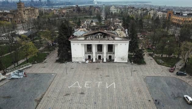 @Visegrád 24: Exactly four years ago, Russian forces dropped aerial bombs on the Mariupol Drama Theatre
On March 16, 2022, occupying forces dropped two 500-kg bombs on the theater. At the time, it was being used a