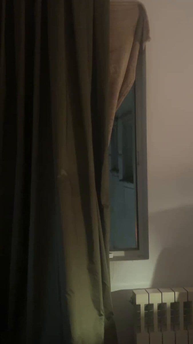 @Vahid Online: 3:10 AM: Reports from various areas of #Tehran, especially the northeast of the city, indicate explosions from airstrikes.
Video received from Asl-e Gol, early Tuesday, March 26
#Iran #Tehran