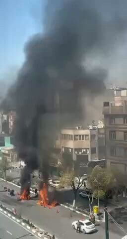 @🇮🇷LiveIranNews🇮🇱: 🚨 Burning of 3 Basij members in a drone attack on the Victory Street checkpoint in Tehran/This direct attack targeted one of the urban suppression points and 3 Basij forces at the location perished i