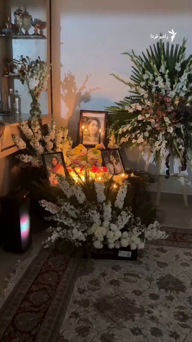 @RadioFarda|راديو فردا: پرستش دهاقین، داروساز، ۱۸ اسفند ۱۴۰۴ در پی حمله هوایی به ساختمانی در تهران جان باخت.
براساس گزارشها، خانم دهاقین هنگام وقوع حمله در داروخانهای در ساختمان مجاور شرکت «سحابپرداز» مشغول کار بود و بر