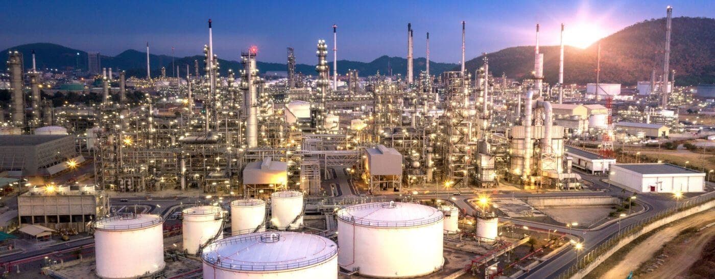 @Visegrád 24: Iran has attacked a key oil refinery in Saudi Arabia capable of exporting oil, bypassing the Strait of Hormuz
The strike targeted the SAMREF refinery, operated by Saudi Aramco and ExxonMobil, located