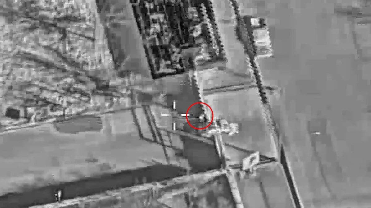 @Shin: #IDF 🇮🇱:
“The attack on Basij forces continues in western Iran as well: Watch footage of the elimination of a soldier from the Basij unit while he was guarding an entrance post in one of the unit's