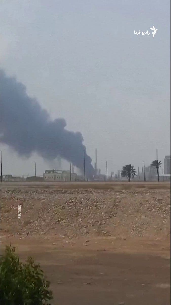 @RadioFarda|راديو فردا: An image of a column of smoke rising from the "Summer" refinery in the port of Yanbu, which has been targeted by a drone attack from the Islamic Republic of Iran.
Reuters news agency reported on Thur