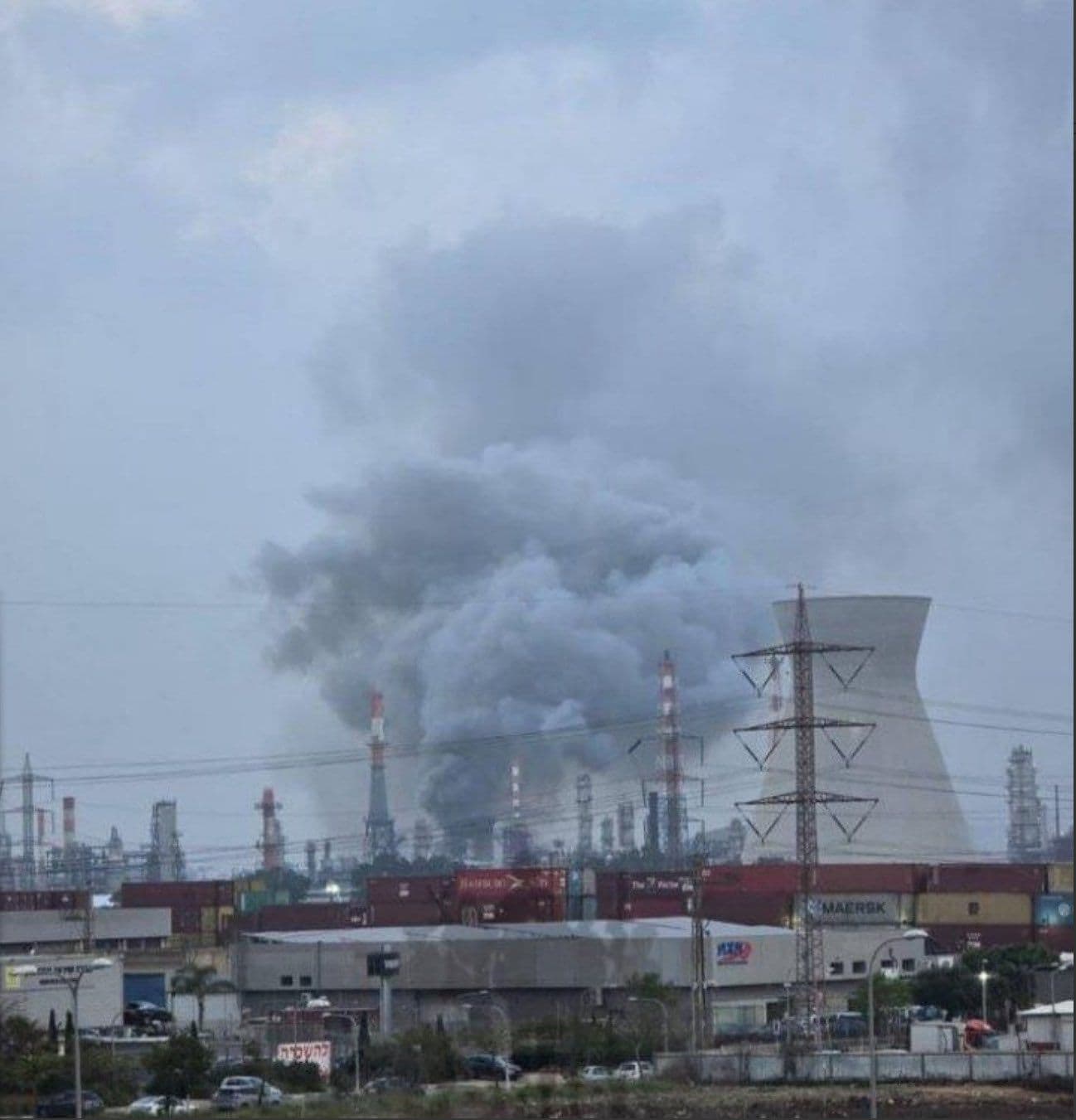 @Eli Afriat 🇮🇱: 🚨BREAKING: Refineries in Haifa were damaged during the recent Iranian missile strike.
Residents in the area report that they have no electricity.
