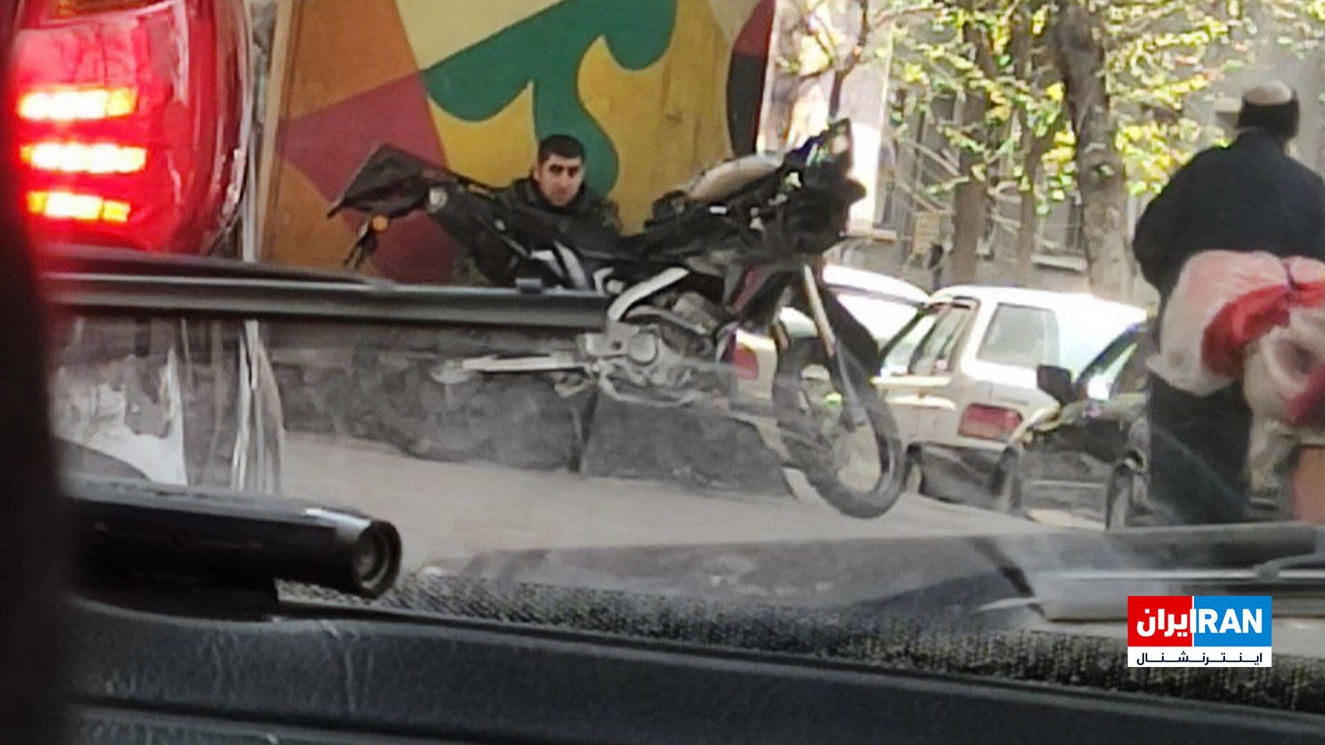 @ايران اينترنشنال: تصویر رسیده به ایراناینترنشنال، یک مامور بسیجی را در تهران نشان میدهد که شامگاه پنجشنبه ۲۸ اسفند از ترس حمله پهپادهای اسرائیل زیر یک پل پناه گرفته است.