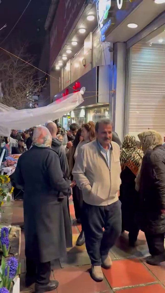 @𝐍𝐢𝐨𝐡 𝐁𝐞𝐫𝐠 🇮🇷 ✡︎: Current vibes inside Iran.
This is not a country being "indiscriminately carpet bombed" as you can clearly see.
Everyone knows they are not the targets for airstrikes, and that it's a war against th