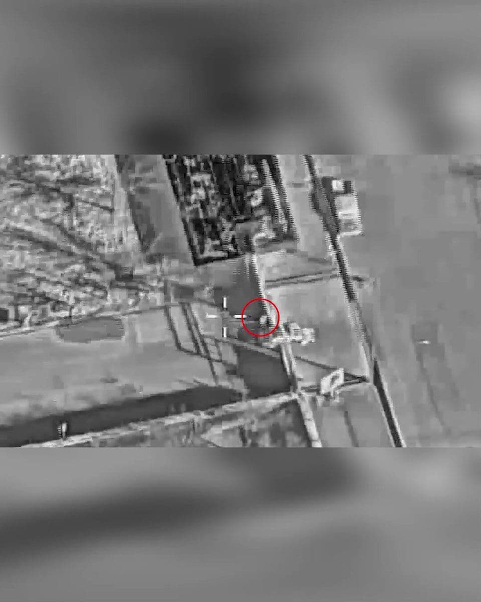 @RadioFarda|راديو فردا: 🔸حساب کاربری «ارتش دفاعی اسرائیل» تصاویر هوایی از لحظه حمله پهپادی به یک نیروی بسیج در ورودی پایگاهی در غرب تهران منتشر کرده اما زمان این حمله اعلام نشده است.
🔸مراکز نظامی و انتظامی بهویژه پایگاه