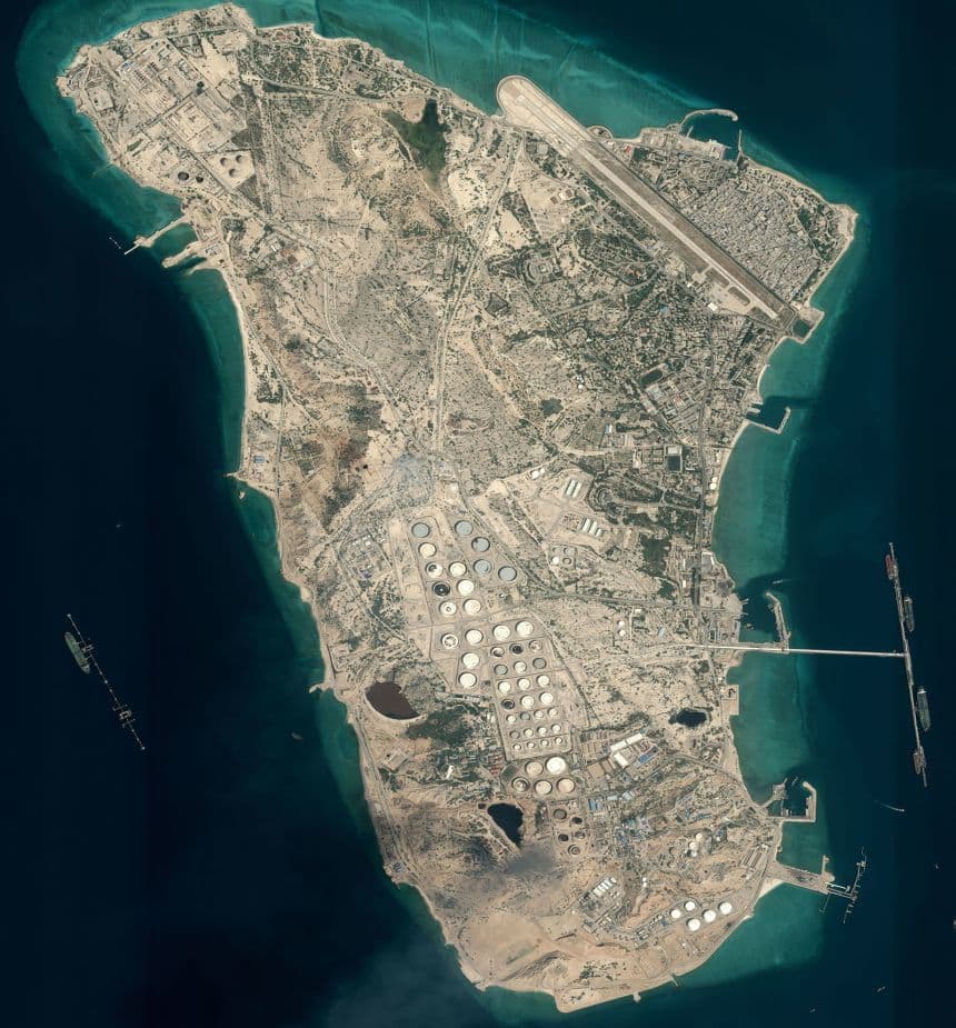 @Open Source Intel: JUST IN 🔴
Axios: Trump administration weighing plans to seize or blockade Iran’s Kharg Island to pressure Tehran into reopening the Strait of Hormuz.
