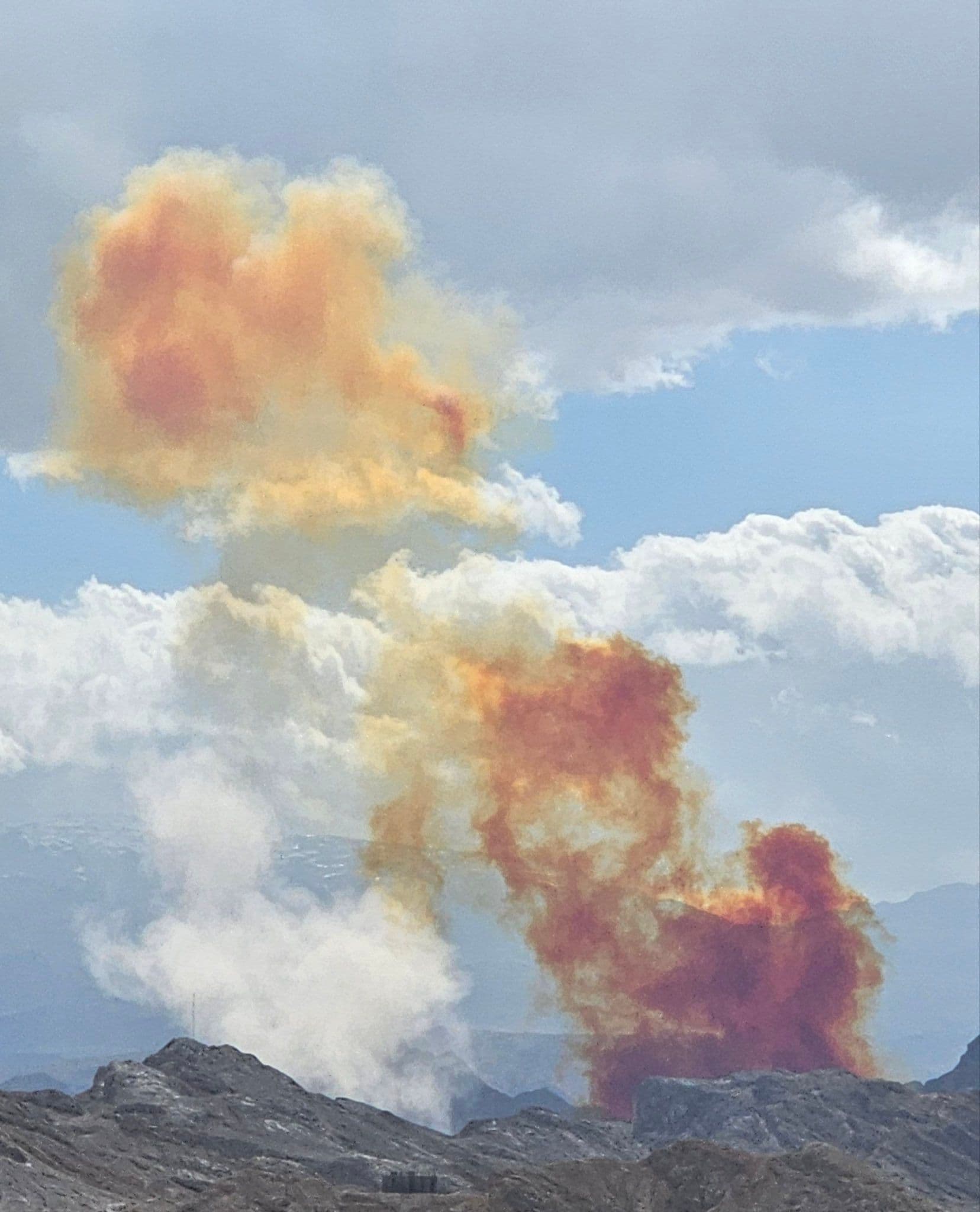 @🇮🇷LiveIranNews🇮🇱: 🚨شلیک موشک از پایگاه سپاه در کوههای یزد و تکرار حملات به این مرکز نظامی/تصاویر دریافتی حوالی ساعت ۱۴:۲۰ از مشاهده دودهای قرمز و نارنجی در یزد خبر میدهد و یک شهروند گزارش داده لحظه شلیک موشک از پایگ