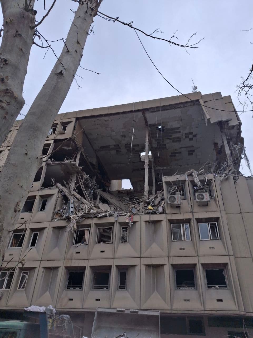 @Shin: (Images via @Vahid)
IRGC-Intel affiliated building in Kakh street was targeted earlier today.
Looks like a targeted assassination.
Central Tehran,
#Tehran Province, #Iran
(coords 35.703706, 51.40339
