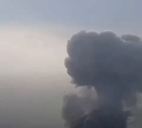 @🇮🇷LiveIranNews🇮🇱: 🚨حمله موشکی به مراکز گروه تروریستی سپاه پاسداران و اداره اطلاعات در نجفآباد اصفهان در ظهر امروز/گزارشها از اصابت موشکها به این مراکز امنیتی حکایت دارد و در تصاویر منتشرشده نیز عبور یک موشک کروز در