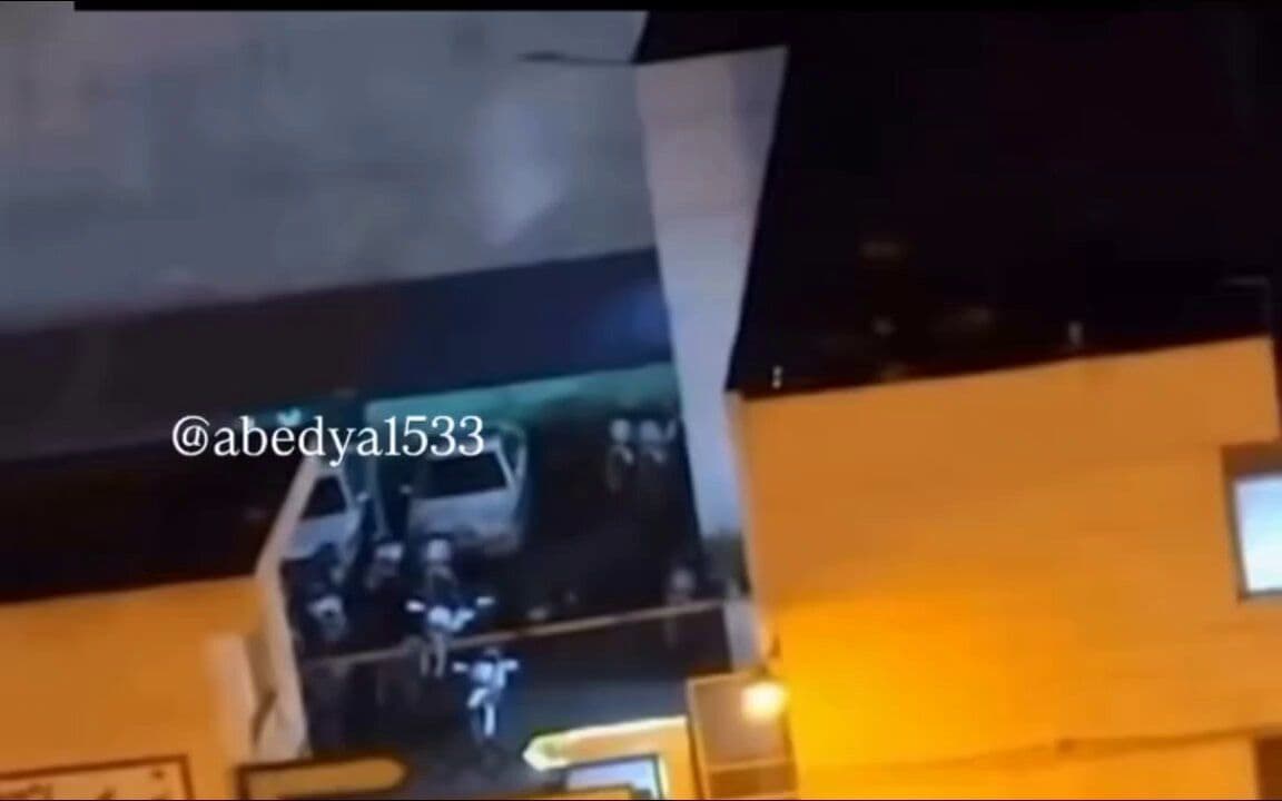 @Visegrád 24: Video from 70 days ago, just before the war started.
Security forces shooting Iranian anti-regime protesters at Narmak police station.
People can be heard yelling “Death to Khamenei” before being sh