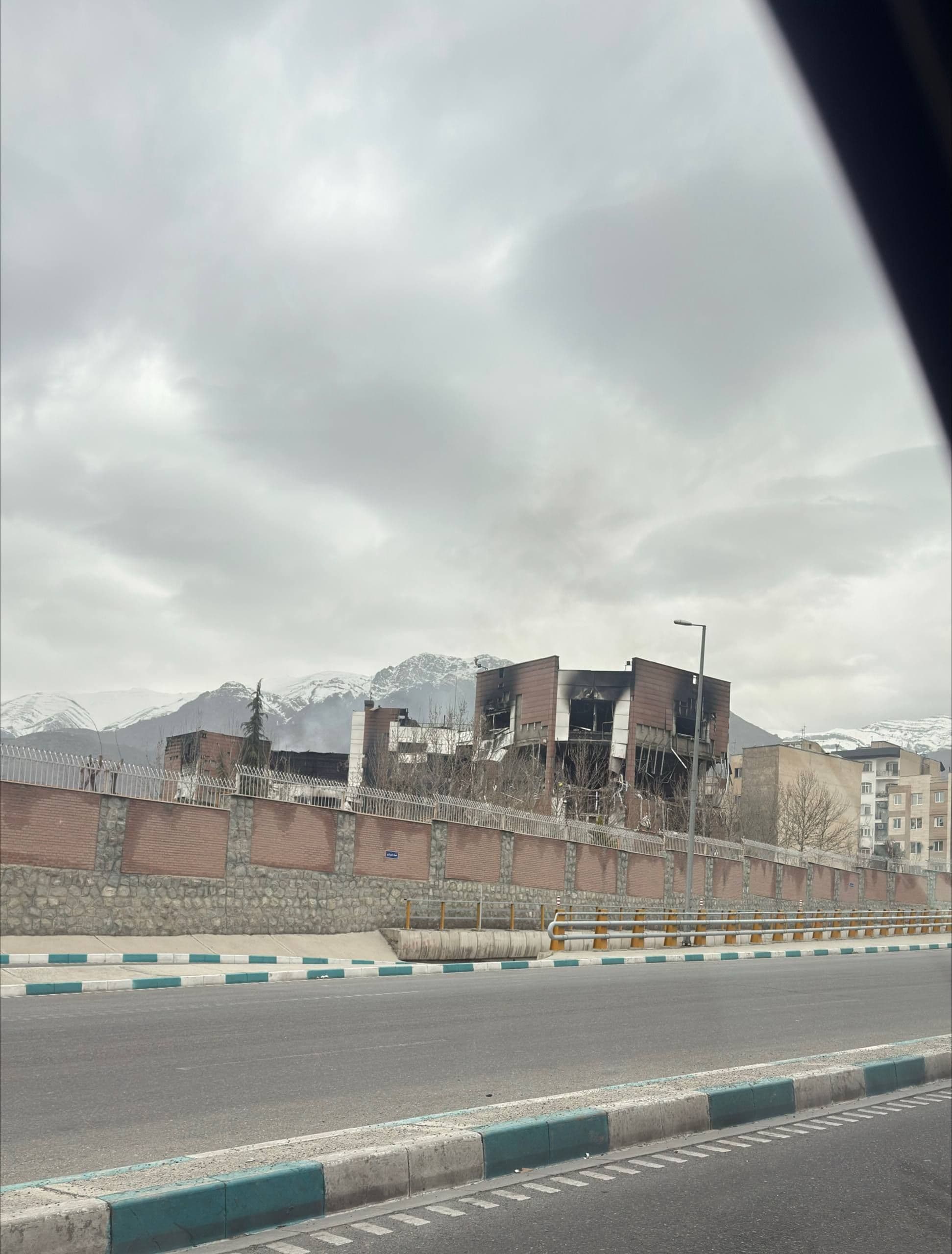 @Shin: Aftermath of the airstrike on Ministry of Defense's "Electronic Industries" building in northeastern Tehran
(coords 35.7963133, 51.4888359)
#Tehran Province, #Iran