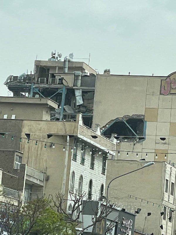 @Shin: 0140Z
Airstrike on Jalal building in Piruzi street,
Targeted assassination as per @Mamlekate
(coords 35.69258, 51.484418)
Eastern Tehran, #Tehran Province, #Iran