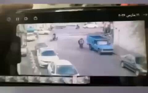 @🇮🇷LiveIranNews🇮🇱: 🚨Nazi-Abad, Tehran: The moment of the explosion at the Basij base captured on CCTV footage/The released image shows the occurrence of the explosion at this base affiliated with the terrorist group IR