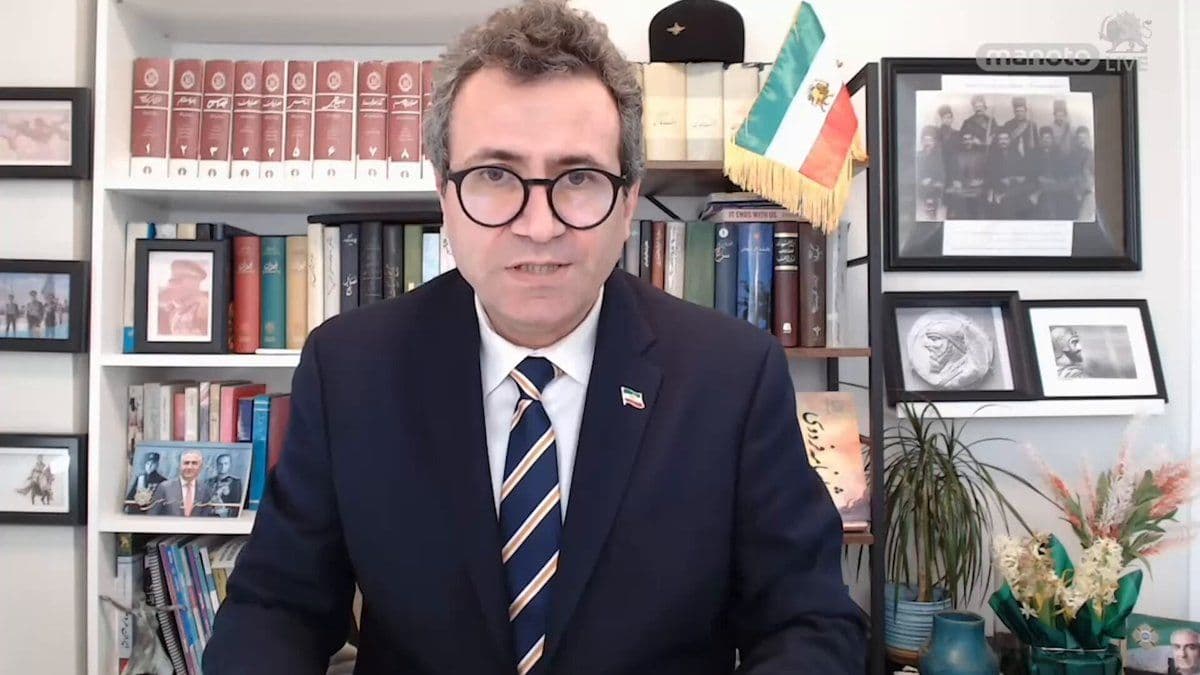 @اتاق خبر منوتو: Speculation about Qalibaf's negotiations with America; "Nothing is certain"
Behnam Amini, a political activist, told Manoto in an interview about reports surrounding the possibility of Mohammad Baghe