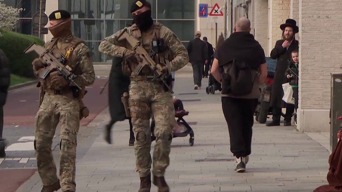 @Visegrád 24: BREAKING:
The Belgian Army has now been deployed to cities like Antwerp and Brussels, protecting synagogues and Jewish schools after a surge in antisemitic attacks, including several bombings.
Defen