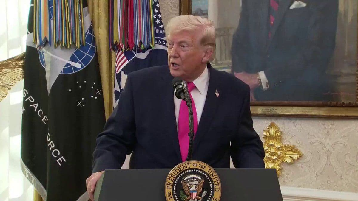@🇮🇷LiveIranNews🇮🇱: 🚨🇺🇸🦀Question to President Trump: What turning point made you want to pursue a ceasefire? Just a few days ago, you said you wanted to continue bombing Iran.
Trump: The fact that they're talking to