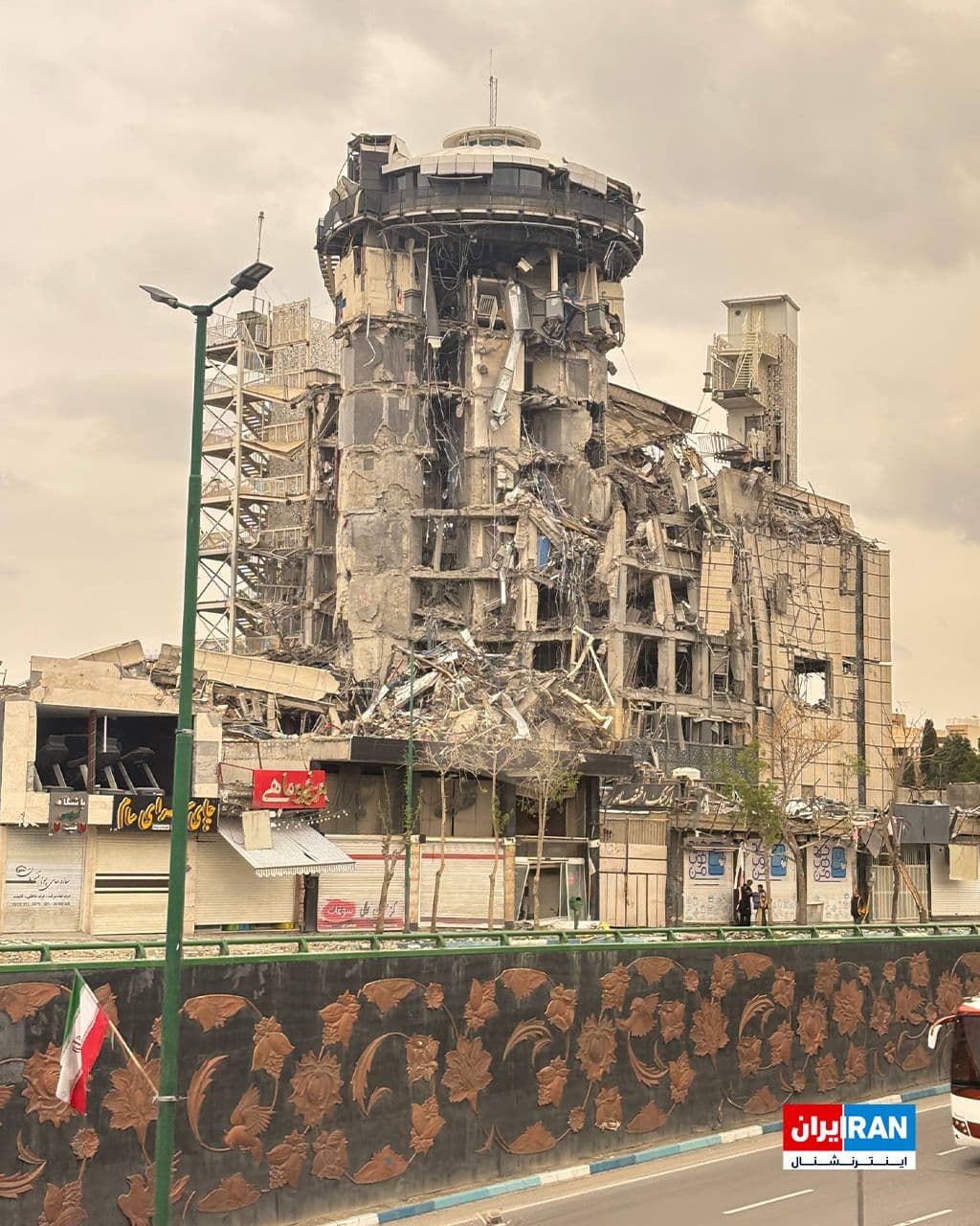 @ايران اينترنشنال: The image received by Iran International shows the destroyed building of the Esfahan Optics Industries following Tuesday's airstrike on the fourth of Farvardin.